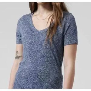 Athleta Chrome Blue Cheetah Breezy Scoop V-Neck Athleisure Tee Shirt SZ L #2135